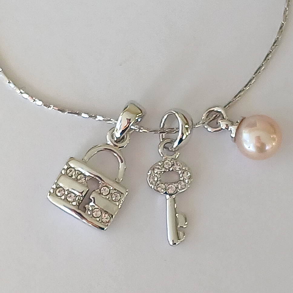 Vantel Pearls Lock And Key Necklace Swarovski Crystals Pendant Necklace 23$